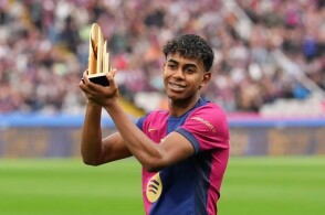 湖人詹姆斯关键三分带队取胜太阳