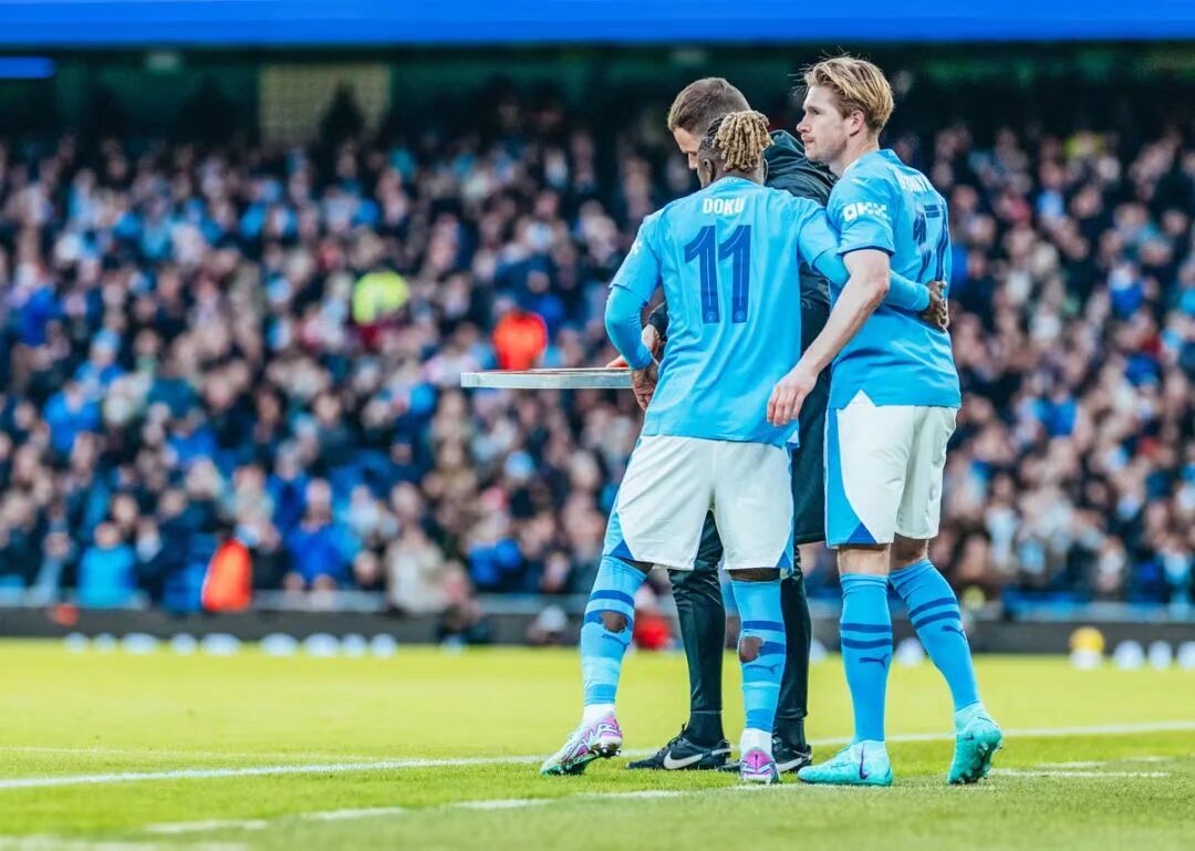 曼联逆境重生：十人应战下的3-2逆转胜利，转折点何在？