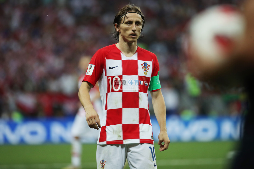 游泳世锦赛：潘展乐100自破世界纪录夺冠