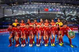 洛杉矶湖人以东契奇38分、11篮板5助攻领跑，太阳迪龙·布鲁克斯33分、吉莱斯皮28分助队反超，双方激烈对决。